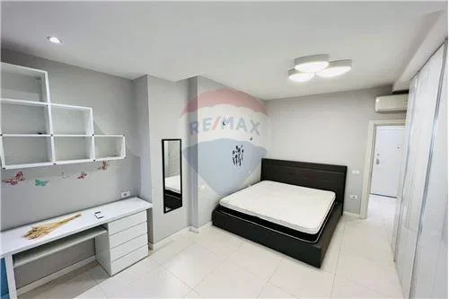 Tirane, jepet me qera apartament 1+1+Ballkon Kati 4, 65 m² 750 € 