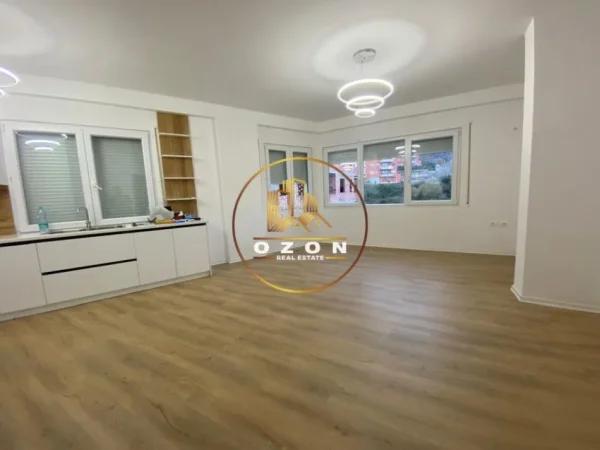 Tirane, jepet me qera apartament 2+1 Kati 4, 115 m² 500 € (Kopshti Botanik)