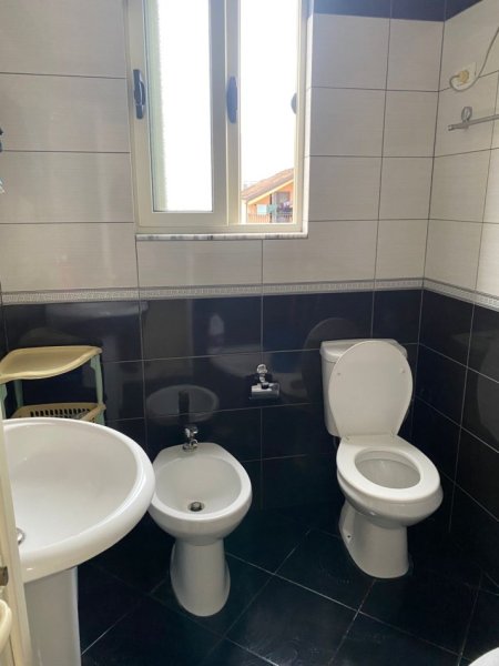 Tirane, jepet me qera apartament 1+1+Ballkon Kati 3, 70 m² 400 € (LAPRAKE)