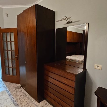 Tirane, jepet me qera apartament 3+1 Kati 2, 800 € 