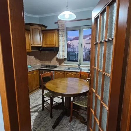 Tirane, jepet me qera apartament 3+1 Kati 2, 800 € 