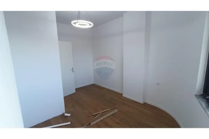 Tirane, shitet apartament 2+1 Kati 5, 76 m² 185.000 € (Pazari i ri)