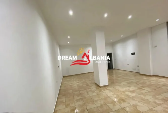 Tirane, jepet me qera zyre Kati 1, 55 m² 350 € (yzberisht)