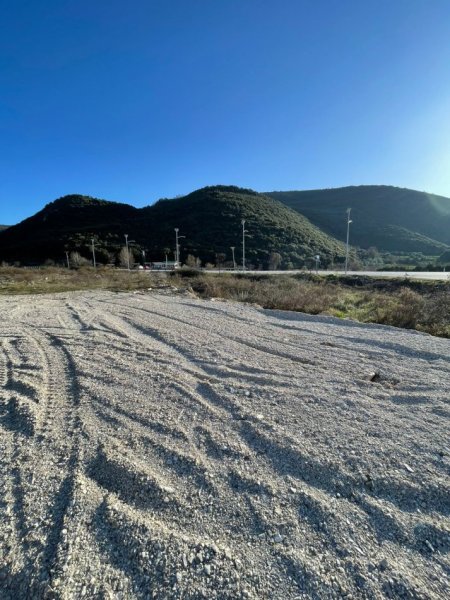 Fier, shitet toke , 4.000 m² 200.000 € (Autostrada Levan-Tepelen)