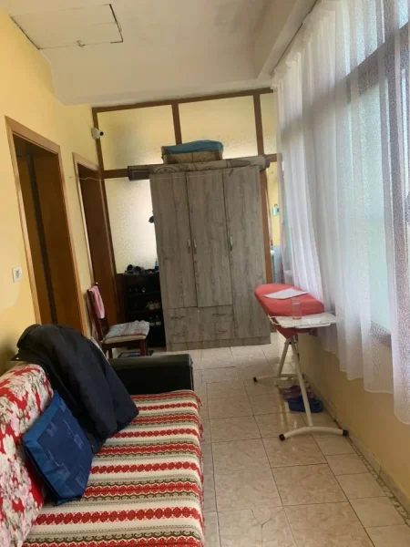 Tirane, shes shtepi 2 Katshe , 225.000 € 