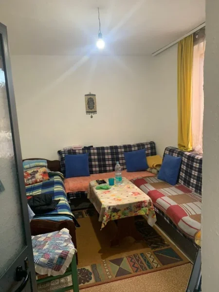 Tirane, shes shtepi 2 Katshe , 225.000 € 