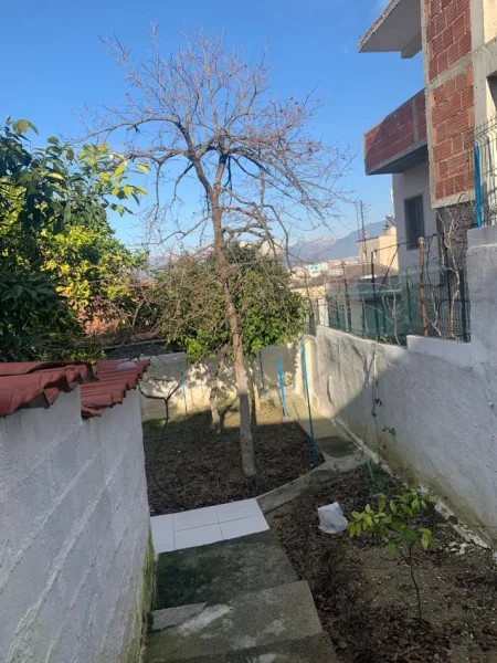 Tirane, shes shtepi 2 Katshe , 225.000 € 