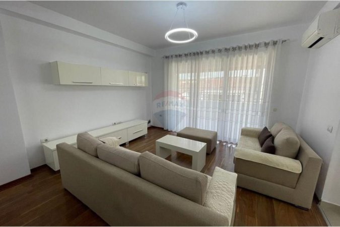 Tirane, jepet me qera apartament 2+1+Ballkon , 146 m² 1.000 € 