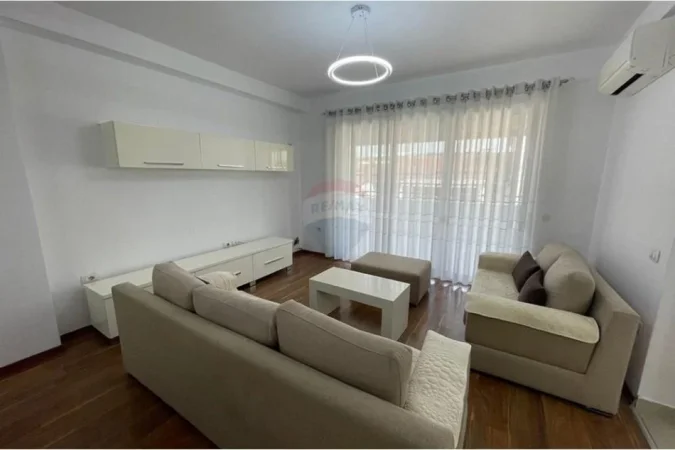 Tirane, jepet me qera apartament 2+1+Ballkon , 146 m² 1.000 € 