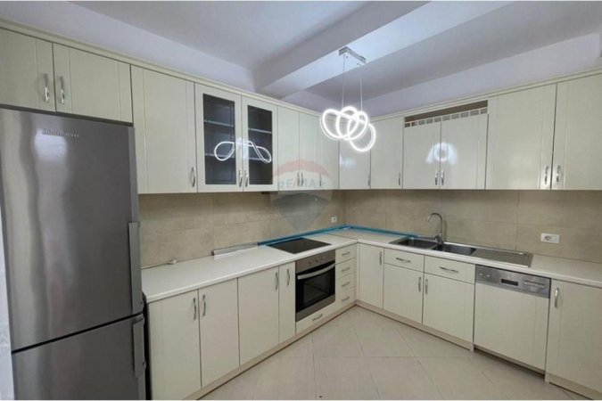 Tirane, jepet me qera apartament 2+1+Ballkon , 146 m² 1.000 € 