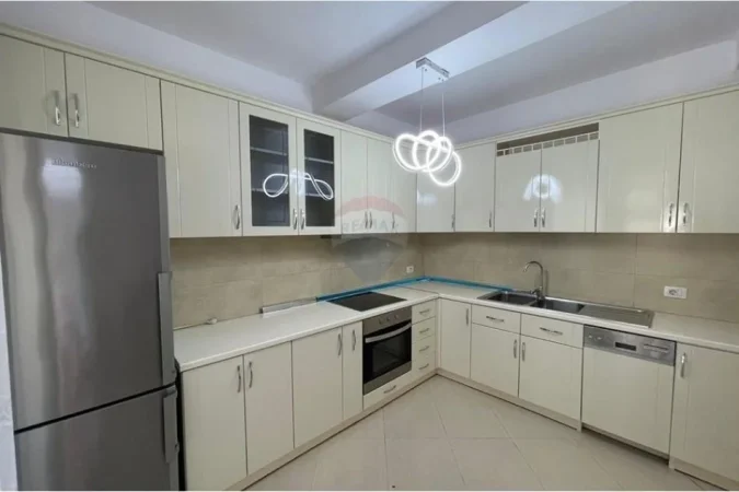 Tirane, jepet me qera apartament 2+1+Ballkon , 146 m² 1.000 € 
