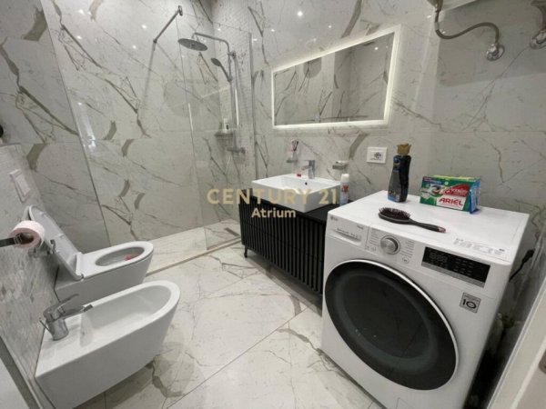 Tirane, jepet me qera apartament 2+1+Aneks+Ballkon Kati 4, 92 m² 700 € (PORCELAN)