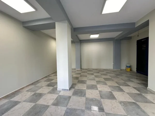 Tirane, shes dyqan Kati 0, 210.000 € 