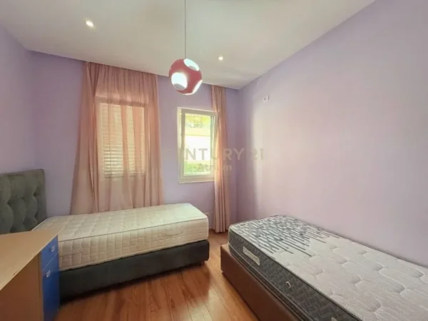 Tirane, jepet me qera apartament 3+1+Aneks+Ballkon Kati 3, 130 m² 700 € (LIQENI I THATE)