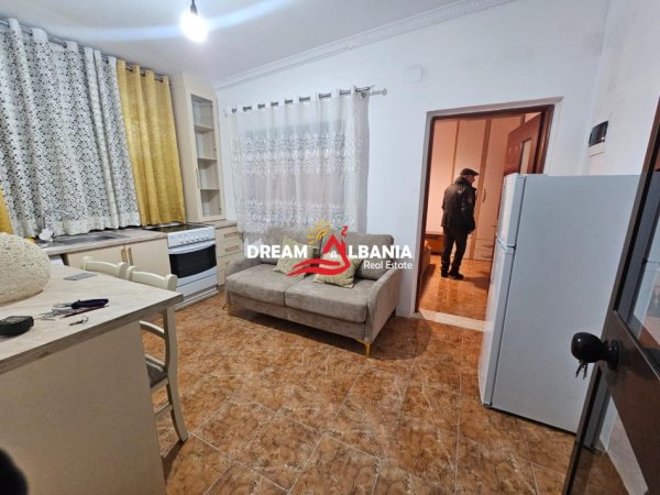 Tirane, jepet me qera apartament 1+1 Kati 1, 50 m² 35.000 € (vasil shanto)