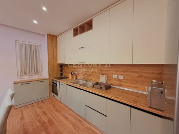 Tirane, jepet me qera apartament 3+1+Ballkon Kati 3, 130 m² 700 € (liqeni i thate)
