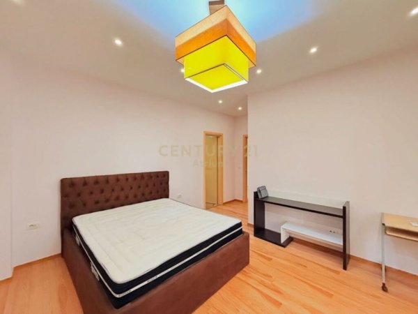 Tirane, jepet me qera apartament 3+1+Ballkon Kati 3, 130 m² 700 € (liqeni i thate)