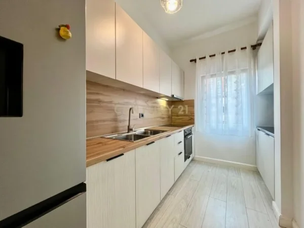 Tirane, jepet me qera apartament 2+1+Aneks+Ballkon Kati 4, 90 m² 1.000 € (BLLOK)
