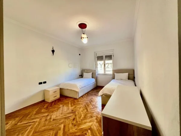 Tirane, jepet me qera apartament 2+1+Aneks+Ballkon Kati 4, 90 m² 1.000 € (BLLOK)