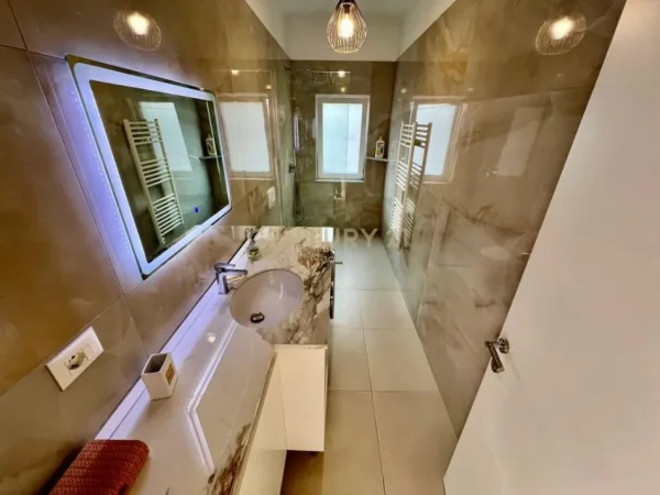 Tirane, jepet me qera apartament 2+1+Aneks+Ballkon Kati 4, 90 m² 1.000 € (BLLOK)