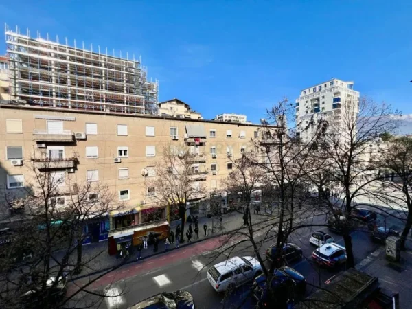 Tirane, jepet me qera apartament 2+1+Aneks+Ballkon Kati 4, 90 m² 1.000 € (BLLOK)