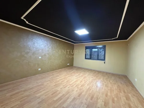 Tirane, jepet me qera ambjent biznesi Kati 3, 153 m² 1.300 € (QENDER)