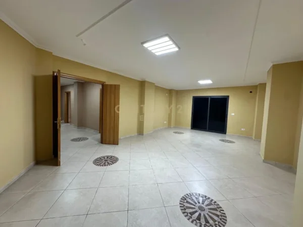 Tirane, jepet me qera ambjent biznesi Kati 3, 153 m² 1.300 € (QENDER)