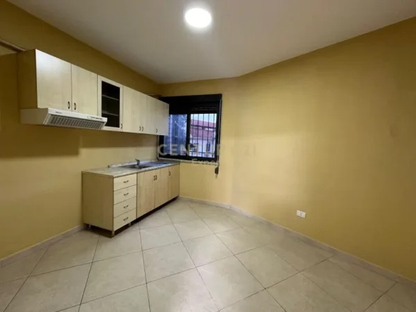 Tirane, jepet me qera ambjent biznesi Kati 3, 153 m² 1.300 € (QENDER)