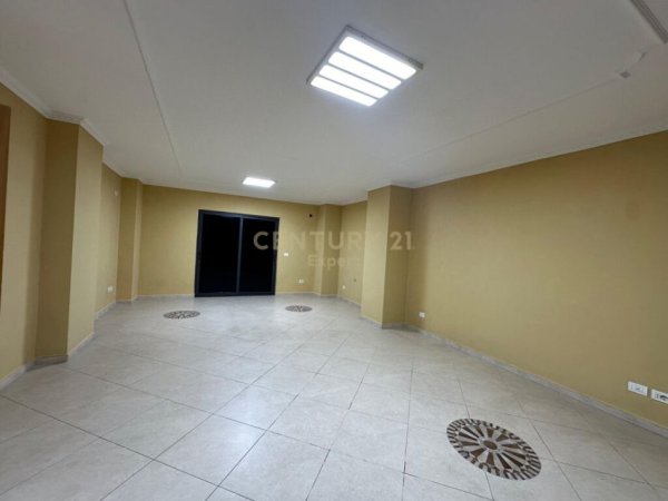 Tirane, jepet me qera ambjent biznesi Kati 3, 153 m² 1.300 € (QENDER)