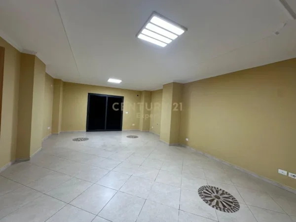 Tirane, jepet me qera ambjent biznesi Kati 3, 153 m² 1.300 € (QENDER)