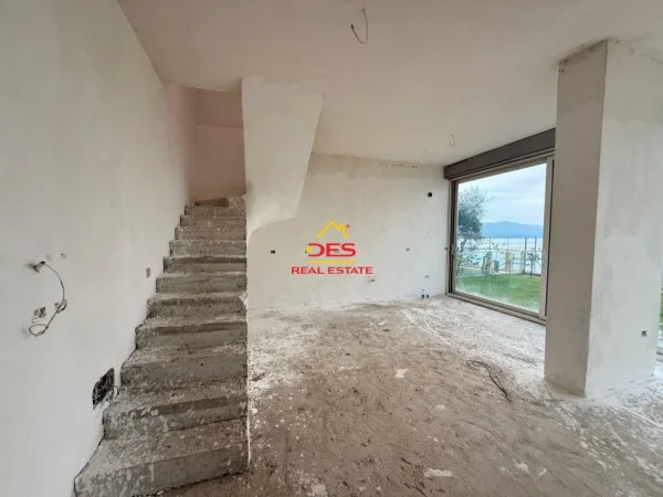 Vlore, shitet apartament duplex 3+1+Aneks+Ballkon Kati 0, 144 m² (Rruga Dhimitër Konomi)