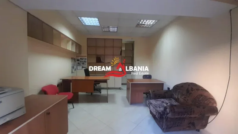 Tirane, jap me qera zyre Kati 0, 30 m² 400 € (fortuzi)