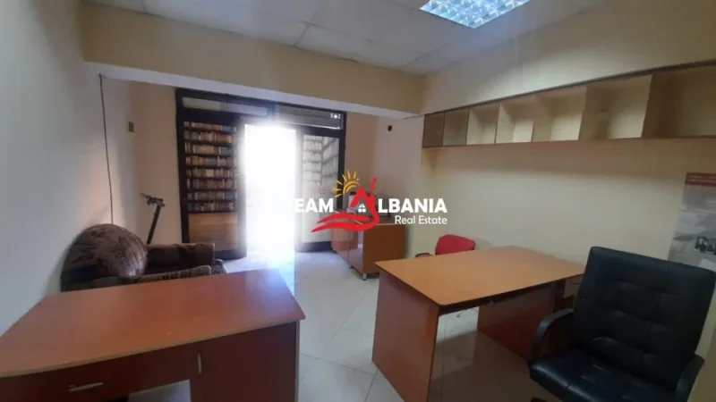 Tirane, jap me qera zyre Kati 0, 30 m² 400 € (fortuzi)