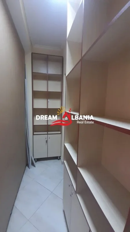 Tirane, jap me qera zyre Kati 0, 30 m² 400 € (fortuzi)