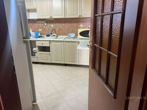 Tirane, jepet me qera apartament 1+1 Kati 5, 89 m² 400 € (Rruga Bardhyl)