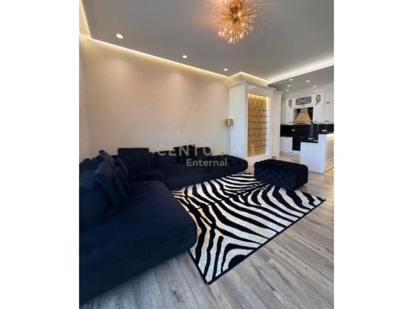 Tirane, jap me qera apartament 2+1 2 Poste Parkimi , 130 m² 2.500 € (Stadiumi Qemal Stafa)