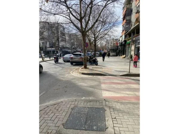 Shitje, Njesi Komerciale, prane Sheshit Shtraus, Xhamllik, Tiranë AREA47065