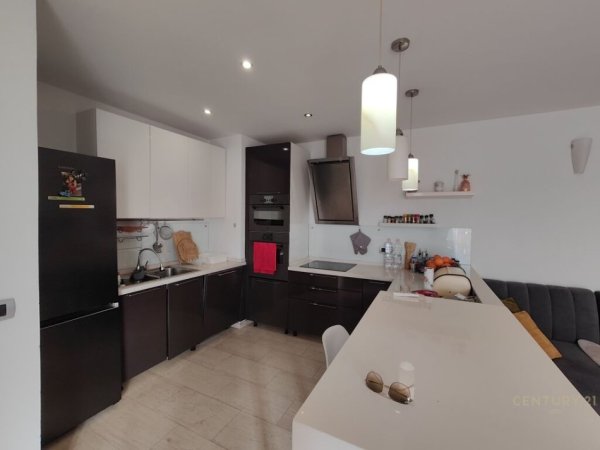 Tirane, jepet me qera apartament 2+1 Kati 9, 93 m² 800 € (Myslym shyri)