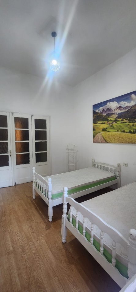 Tirane, jepet me qera apartament 2+1 , 80 m² 500 € (Sheshi Wilson)