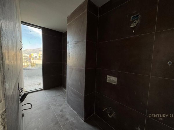 Tirane, jap me qera zyre , 194 m² 1.600 € (Lake View Residences, Liqeni i Tiranës)