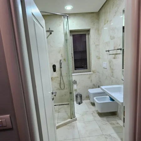 Tirane, jepet me qera Vile 3+1 Kati 2, 800 € (tregu elektrik)