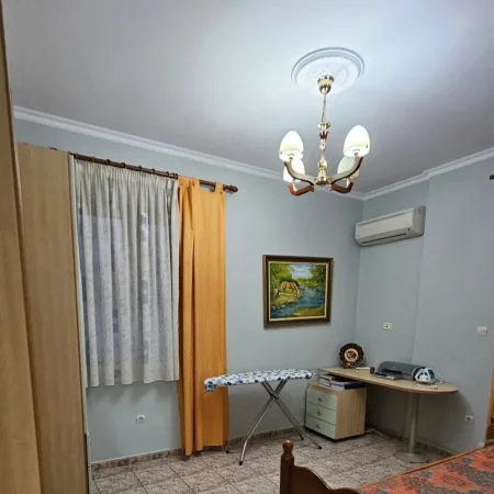 Tirane, jepet me qera Vile 3+1 Kati 2, 800 € (tregu elektrik)