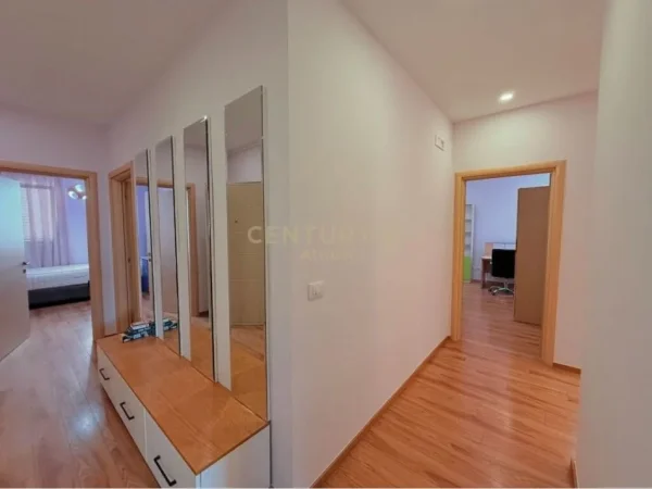 Tirane, jepet me qera apartament 3+1 Kati 3, 130 m² 700 € (Liqeni Thate)