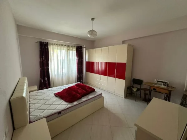 Tirane, jepet me qera apartament 3+1+Ballkon Kati 3, 150 m² 600 € (Liqeni i Thate)