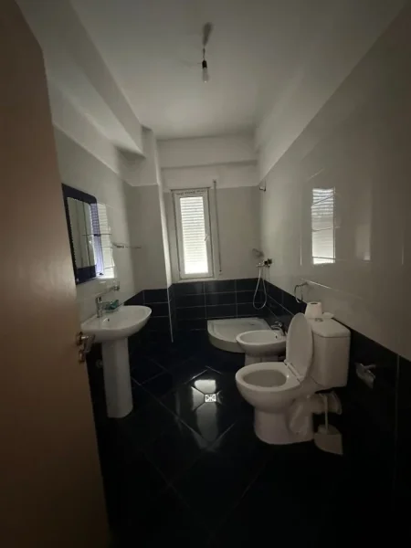 Tirane, jepet me qera apartament 3+1+Ballkon Kati 3, 150 m² 600 € (Liqeni i Thate)
