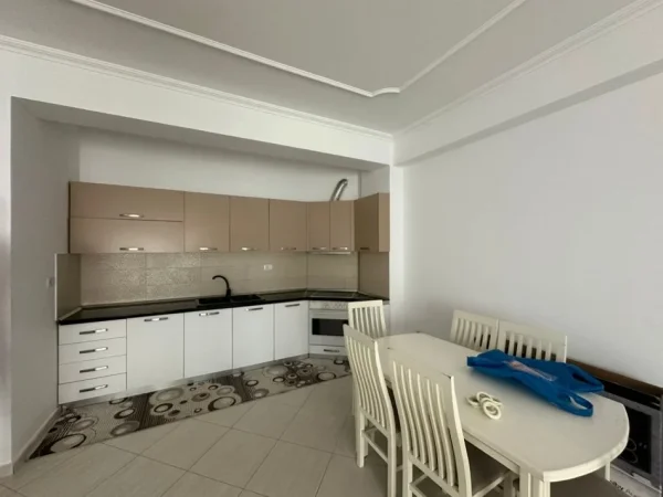 Tirane, jepet me qera apartament 3+1+Ballkon Kati 3, 150 m² 600 € (Liqeni i Thate)