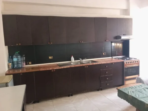 Tirane, jepet me qera apartament 1+1 Kati 4, 60 m² (Perball Viles L ,Astir)