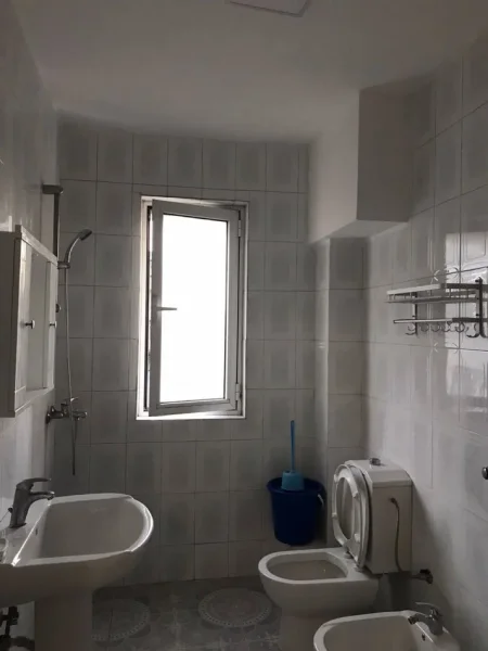 Tirane, jepet me qera apartament 3+1+Ballkon Kati 4, 90 m² 600 € (Rruga e Elbasanit)