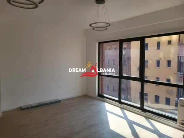Tirane, jepet me qera zyre Kati 1, 76 m² 800 € (myslym shyri)