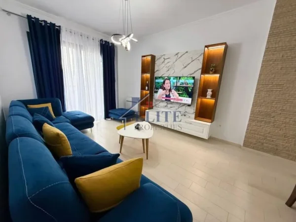 Tirane, shitet apartament 2+1+Ballkon Kati 2, 72 m² (Kopshti Botanik)